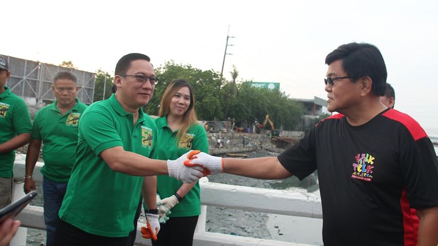 CLEANUP. Cebu City Mayor Edgar Labella cleans creeks with Mayor Jonas Cortes of neighboring Mandaue City. Photo from Cebu City Public Information Office Facebook page