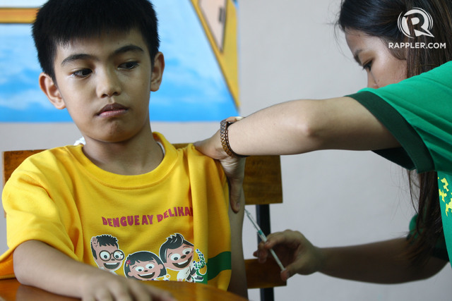 ANTI-DENGUE VACCINE. Health workers from the Department of Health administer anti-dengue vaccine to a student in an elementary school in Marikina City on April 4, 2016. File Photo by Ben Nabong/Rappler 