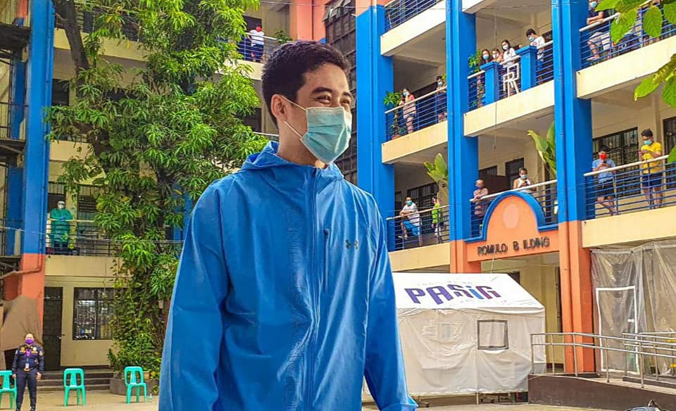 PASIG MAYOR. Pasig Mayor Vico Sotto visits one of the city's quarantine facilities, Rizal High School. Photo from Sotto's Facebook page 