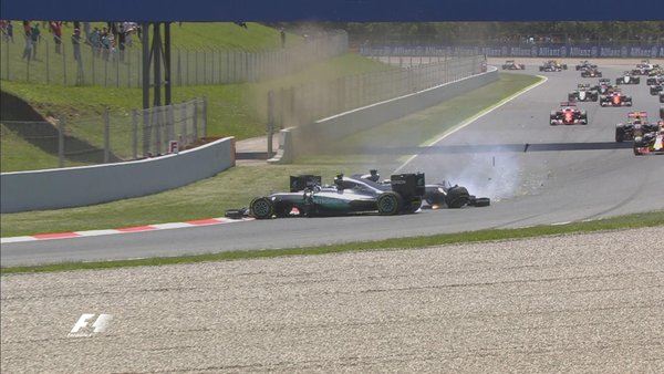 DUO MERCEDES. Lewis Hamilton dan Nico Rosberg terpaksa terhenti di lap pertama GP Spanyol setelah terlibat kecelakaan pada Minggu, 15 Mei. Foto dari Twitter/@F1 