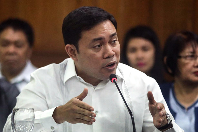 NO INSERTIONS. DPWH Secretary Mark Villar denies allegations of insertions in their proposed P555.7-billion 2019 budget. File photo by Darren Langit/Rappler 