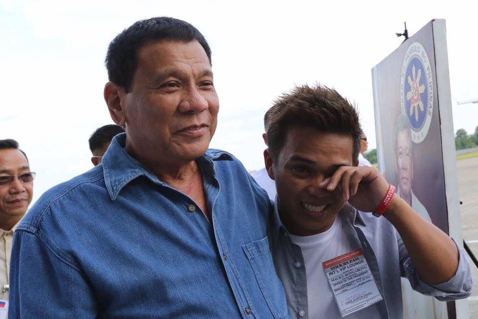 PRESIDENTIAL PORTRAIT ARTIST. Macky Bongabong, who painted President Rodrigo Duterte's official portrait in Malacañang Palace, tears up as he meets his subject. Photo by King Rodriguez posted on Bongabong's Facebook page 