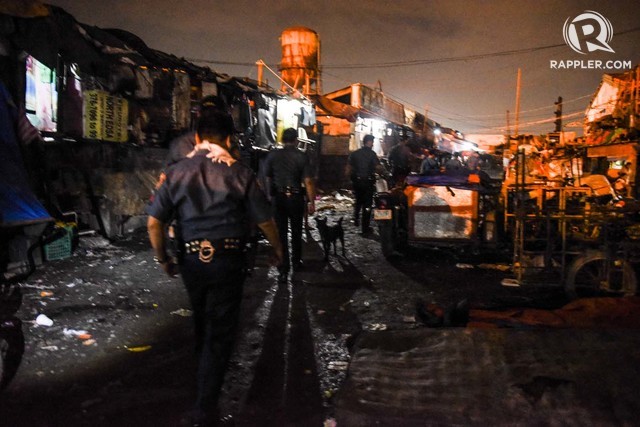 DRUG OPERATION. Police swoop down on a temporary housing resettlement in Tondo, Manila just after sundown. Photo by Alecs Ongcal/Rappler  