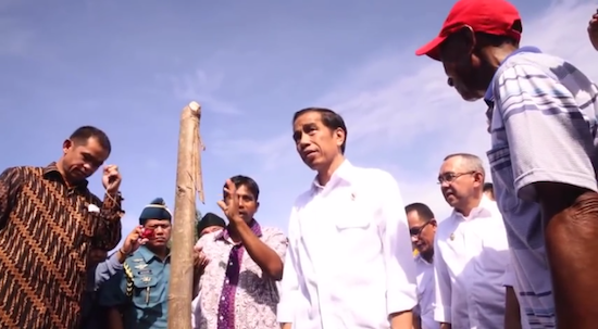 Presiden Jokowi saat blusukan asap ke Riau, sedang mendengarkan penjelasan warga lokal. Foto screengrab dari YouTube Greenpeace Indonesia 
