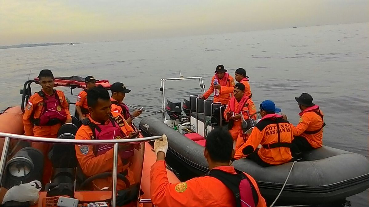 Tim Basarnas memimpin pencarian 39 korban hilang dalam insiden tenggelamnya kapal di Perairan Banten, Kamis (3/11). Foto diambil dari @Sutopo_BNPB/Twitter 