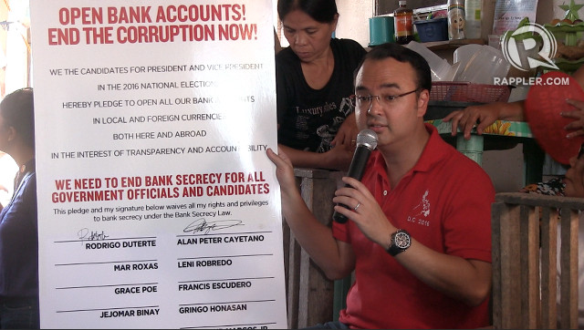 MANIFESTO. Vice-presidential bet Alan Peter Cayetano shows his and Duterte's signatures on a manifesto to open their bank accounts. Screengrab from Rappler video 