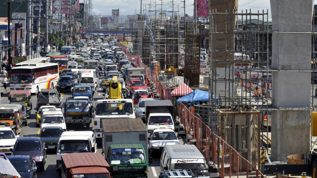 CONGESTION. Transportation is among the biggest contributors of carbon emissions in the Philippines. File photo by Romeo Gacad/AFP 