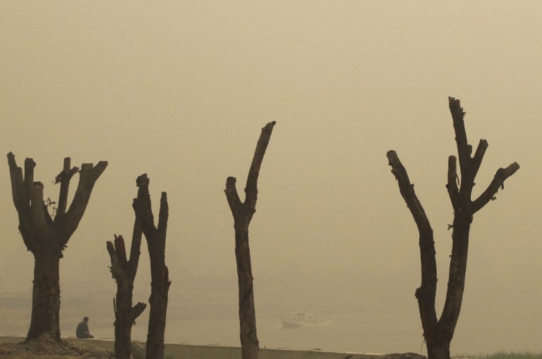 KABUT ASAP. Bencana asap di Provinsi Riau resahkan masyarakat. Foto oleh AFP  