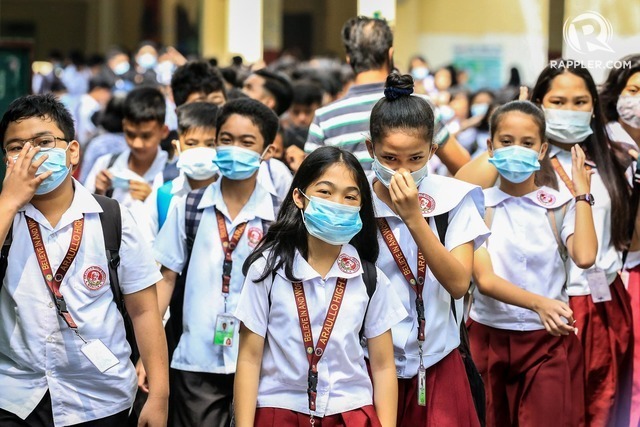 PROTECTION. Students at the Araullo High School wear face masks as protection against the novel coronavirus. File photo by Ben Nabong/Rappler 