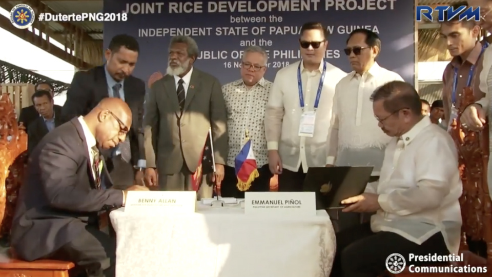 DEAL. Philippine Agriculture Secretary Manny Pinol and Papuan Agriculture and Livestock Minister Benny Allan sign the Memorandum of Agreement (MOA) for the Joint Rice Development Project between the Republic of the Philippines and the Independent State of Papua New Guinea in a ceremony at the Pacific Adventists University in Papua New Guinea on November 16, 2018. Screengrab from RTVM 