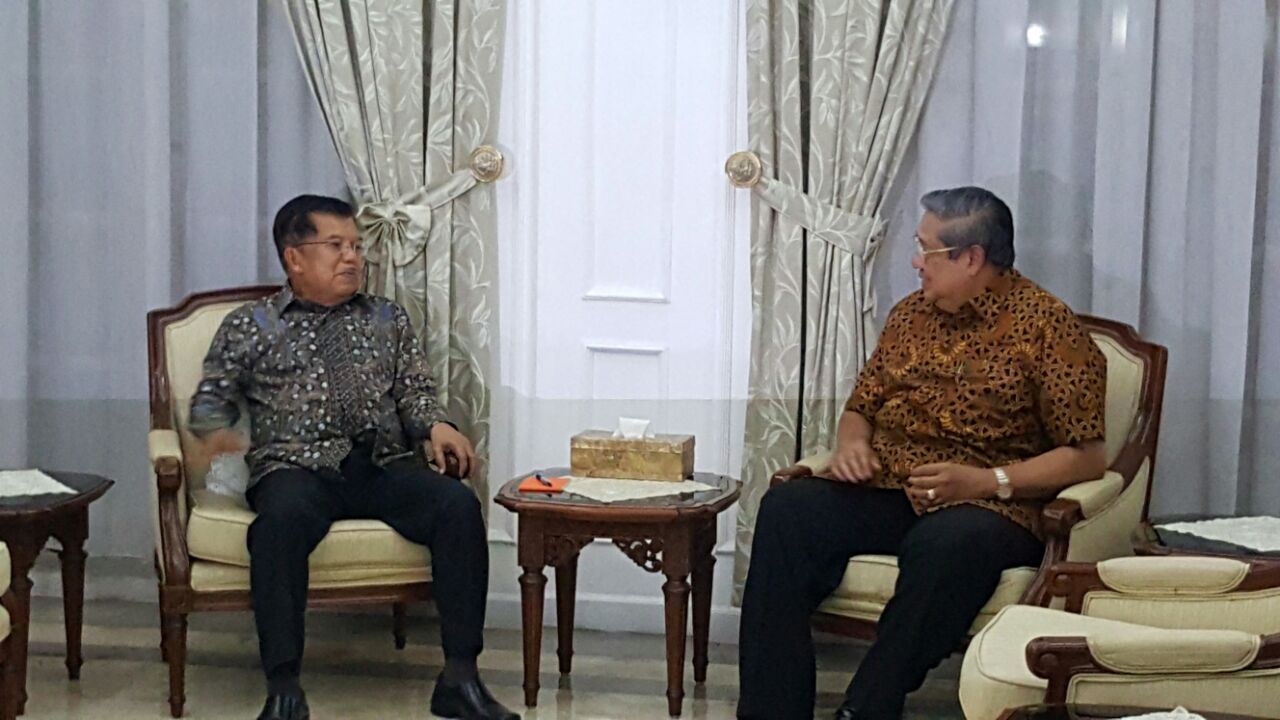 Wakil Presiden Jusuf Kalla menerima kunjungan mantan Presiden Susilo Bambang Yudhoyoni di kediamannya di Jalan Diponegoro, Jakarta Pusat, Selasa malam (1/11). Foto istimewa 