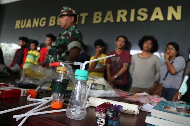 Barang bukti alat hisap narkoba dihadapkan bersama para tersangka pemakai narkoba di Makodam I/Bukit Barisan, di Medan, Sumatera Utara, Sabtu, 20 Februari 2016. Foto oleh Irsan Mulyadi/ANTARA 