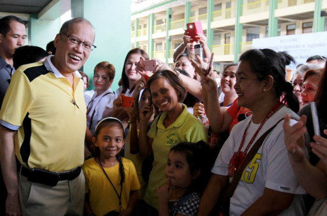 WELCOMED BY STUDENTS. President Benigno Aquino III arrives on May 25, 2015, at a program to prepare for the start of classes at the Marikina Elementary School in Marikina City. Photo by Rey Baniquet/Malacañang Photo Bureau 