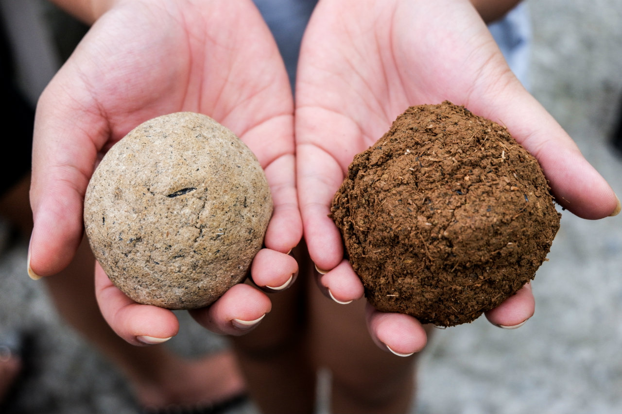 MUD BALLS. Effective Microorganism mud balls can help restore Pasig River. Photo by Bea Herrera/Rappler
