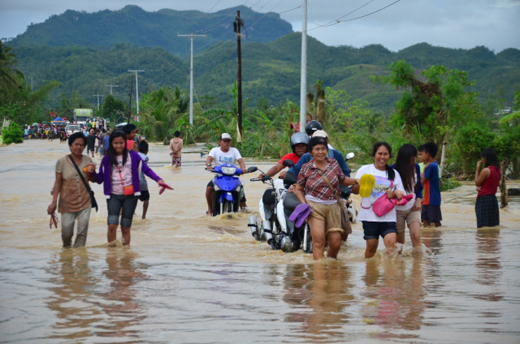 FLOODED. Villagers wade through flooded streets due to Typhoon Seniang (internationa name Jangmi) in Ormoc City, Leyte. EPA/ROBERT DEJON
