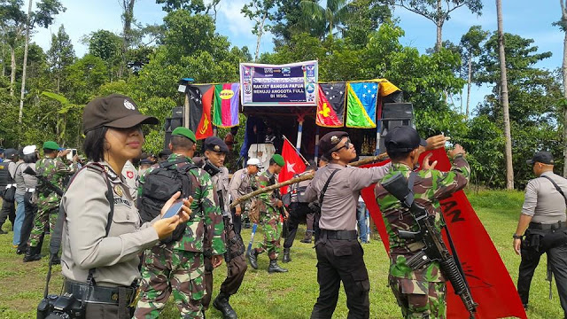 DIAMANKAN. TNI dan Polri saat mengamankan kegiatan '€œDoa Pemulihan Bangsa Papuaâ€' di Timika
yang berujung pada pengenaan pasal makar pada salah satu peserta ibadah pada 5 April 2016. Foto dari LBH Jakarta 