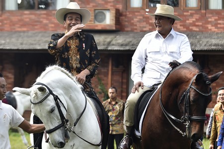 Presiden Joko Widodo (kiri) bersama Ketua Umum Partai Gerindra Prabowo Subianto (kanan) menunggang kuda disela-sela pertemuan di Padepokan Garuda Yaksa, Hambalang, Bogor, Senin (31/10). Foto oleh Puspa Perwitasari/ANTARA . 