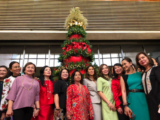 WITH THE SPEAKER. Speaker Gloria Macapagal Arroyo is flanked by congresswomen and CSFI members during the tree-lighting ceremony on November 12, 2018. Photo by Mara Cepeda/Rappler 