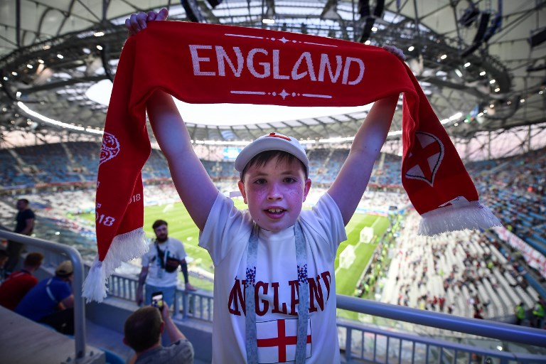 Seorang suporter Inggris bersemangat sebelum menyaksikan pertandingan antara tim kesayangannya melawan Tunisia dalam Piala Dunia 2018. Foto oleh Nicolas Asfouri/AFP 