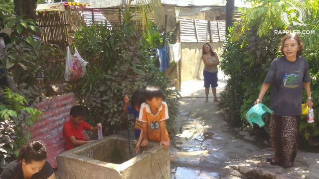 WELL. Residents of Mambaling, Cebu, try to draw water from a well during summer month. File photo by Paulo Andrada/Rappler 