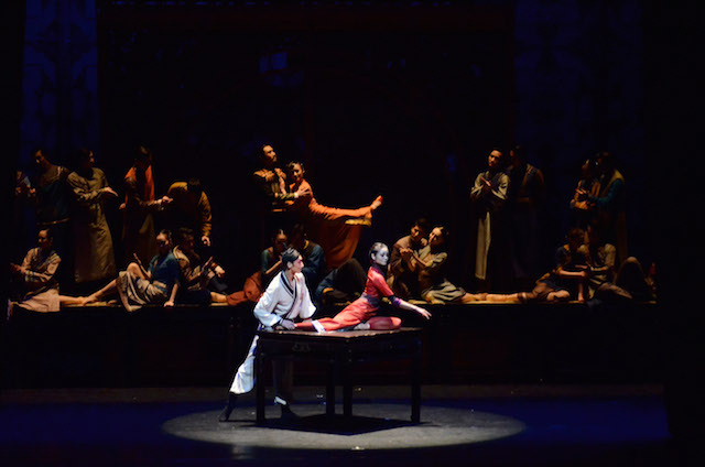 Pertunjukkan 'Raise The Red Lantern' oleh National Ballet Of China telah dipentaskan hampir 400 kali dan sangat berpengaruh bagi karya seni balet di Tiongkok. Foto oleh Fakhri Hermansyah/ANTARA FOTO.  