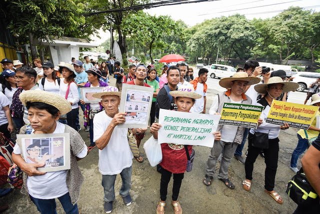 PRIORITIES. Farmers slam the government for prioritizing efforts to move into federalism over addressing land reform problems. Photo by Maria Tan  