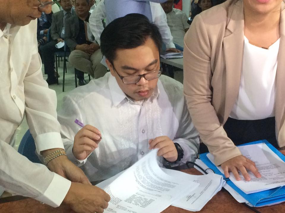 SLAY CASE. Oliver John Onofre, who was allegedly the one who called John Paul Solano to come to their rescue on the day Horacio Castillo III died, submits his counter-affidavit to the DOJ on October 24, 2017. Photo by Lian Buan/Rappler