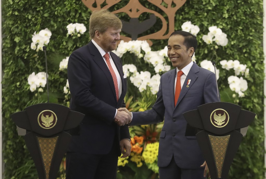 APOLOGY. King Willem-Alexander of the Netherlands (left) shakes hands with Indonesian President Joko Widodo during a joint press conference at the presidential palace in Bogor, West Java on March 10, 2020. Photo by Achmad Ibrahim/Pool/AFP
 