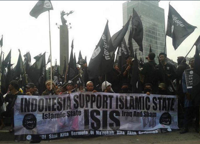 INDONESIA DUKUNG ISIS. Sebuah spanduk yang dibawa oleh demonstran di Bundaran HI Jakarta bertuliskan "Indonesia mendukung ISIS"  