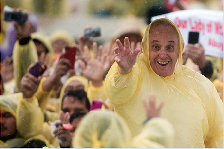 PENDUKUNG PERUBAHAN IKLIM. Paus Fransiskus menunjukkan dukungan kuat atas Kesepakatan Paris. Foto oleh Johannes Eiselle/AFP. 
