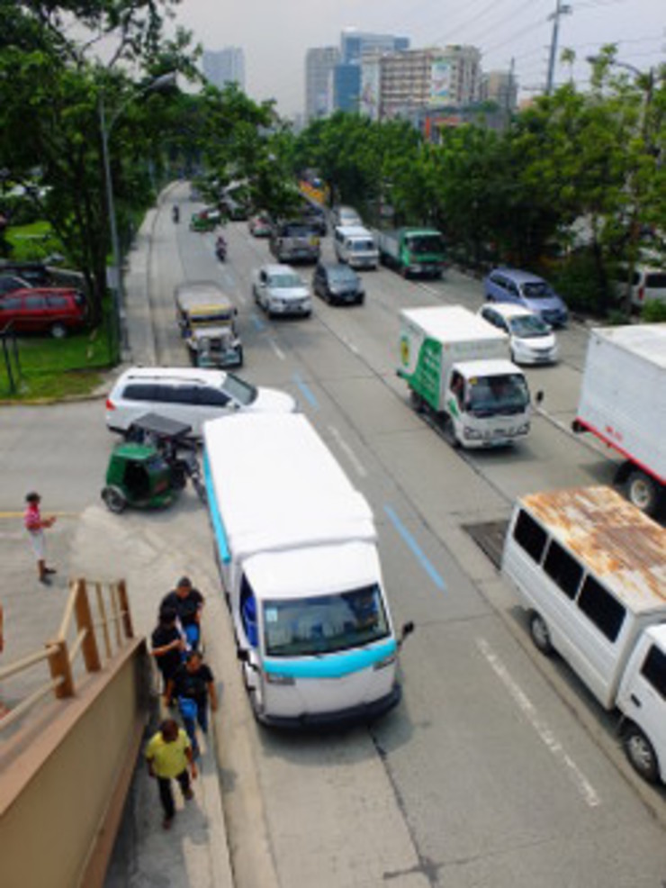 DESIGNATED STOPS. The e-shuttle lets off passengers near the Miriam Grade School overpass, one of its designated stops
