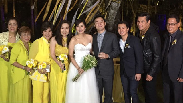 GARDEN WEDDING. Chito Miranda and bride Neri Naig with their sponsors. Photo from Instagram/@niceprintphoto