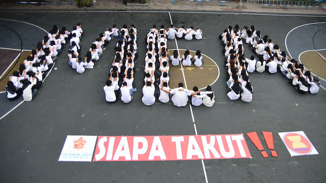 SIAPA TAKUT! Sejumlah mahasiswa membentuk formasi tulisan MEA di Lapangan Politeknik Universitas Surabaya, Jawa Timur, 18 Desember 2015. Foto oleh M Risyal Hidayat/Antara   