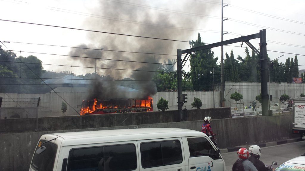 A bus burns at the northbound side of EDSA, October 27, 2015. Image courtesy @yeserwincan/Twitter 