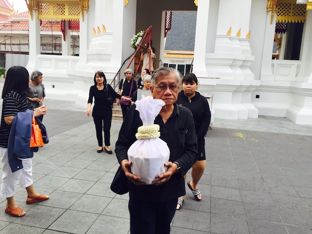 ASHES. After cremation, Walden Bello carries the remains of his wife Ko. Photo from Walden Bello