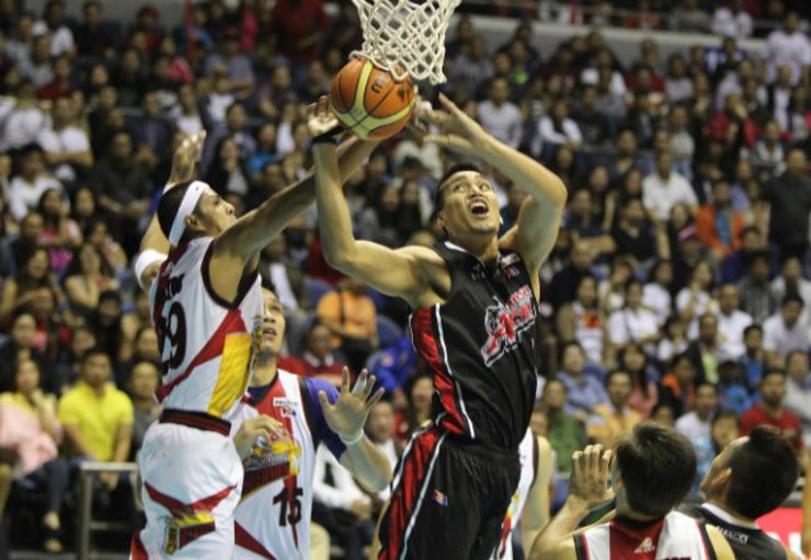 Sam Eman of Alaska and Arwind Santos of San Miguel Beer fight for a loose ball. Photo by Nuki Sabio/PBA Images