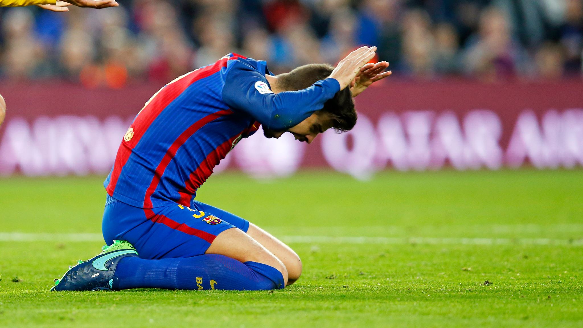 Ekspresi frustasi Gerard Pique ketika Barcelona gagal menjebol gawang Malaga pada 19 November 2016. Foto dari Facebook/FCBarcelona 