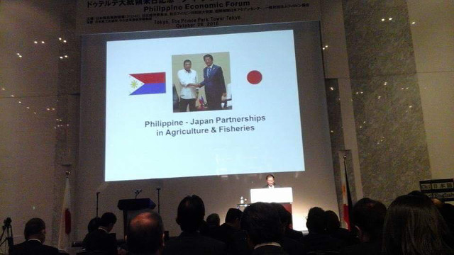 INVERTED FLAG. Agriculture Secretary Emmanuel Piñol gives a presentation in which the Philippine flag is inverted. Rappler-sourced photo  