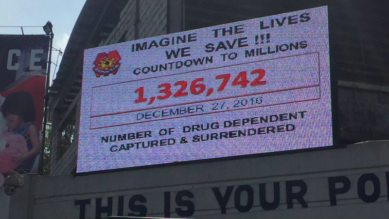 DRUGS WAR. A new digital billboard outside Camp Crame shows a running tally of the 'drug dependent captured and surrendered.' Rappler photo 