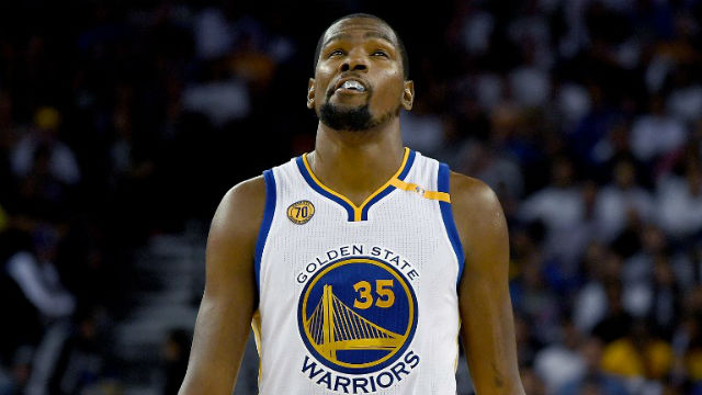 TOUGH OPENING ACT. Kevin Durant and the Warriors get blown out by San Antonio. Thearon W. Henderson / GETTY IMAGES NORTH AMERICA / AFP 