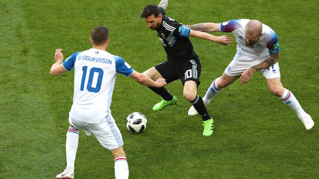 DIKEPUNG. Gylfi Sigurdsson dan Aron Gunnarsson (Iceland) mengepung Lionel Messi (Argentina) di pertandingan perdana grup D, Sabtu, 16 Juni. Foto dari FIFA.com 