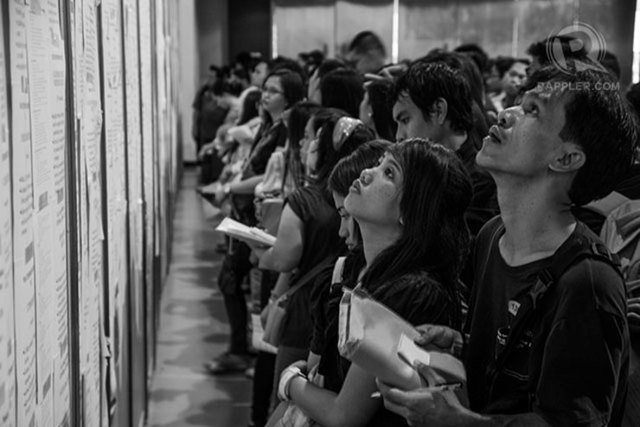 JOBS FAIR. Applicants find jobs that match their skills. Photo by Roy Lagarde/Rappler  