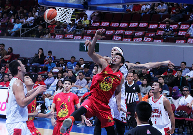 DRY GIN. Mark Baracael of Barako Bull and Chris Ellis of Ginebra battle for a loose ball. Photo by PBA Images 