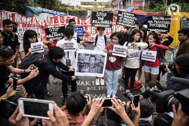 DEFEND PRESS FREEDOM. Campus journalists from CEGP protest to defend press freedom in front of the Mendiola Peace Arch on January 17, 2018. Photo by Alecs Ongcal/Rappler     