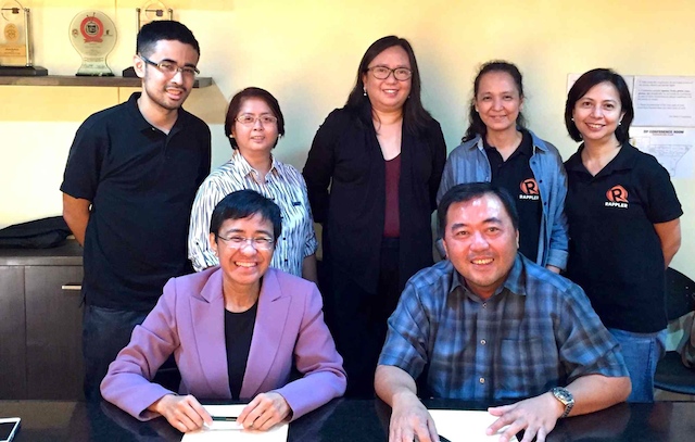 ELECTION PARTNERS. Rappler CEO and executive editor Maria Ressa (seated, left) signs the partnership agreement with Sun.Star president Julius Neri Jr. With them are (L-R) Ryan Macasero, Rappler Cebu correspondent; Sun.Star Network Exchange editor-in-chief Nini Cabaero and Isolde Amante, editor-in-chief of Sun.Star Cebu; Rappler news editor Gigi Go; and Rappler investigative news head Chay Hofileña. Photo by Chay Hofileña/Rappler   