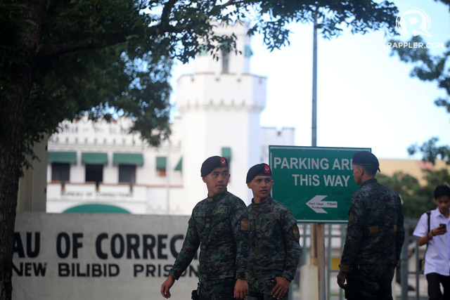 BILIBID SECURITY. Members of the PNP-SAF patrol outside the New Bilibid Prison in Muntinlupa City. File photo by Ben Nabong/Rappler 