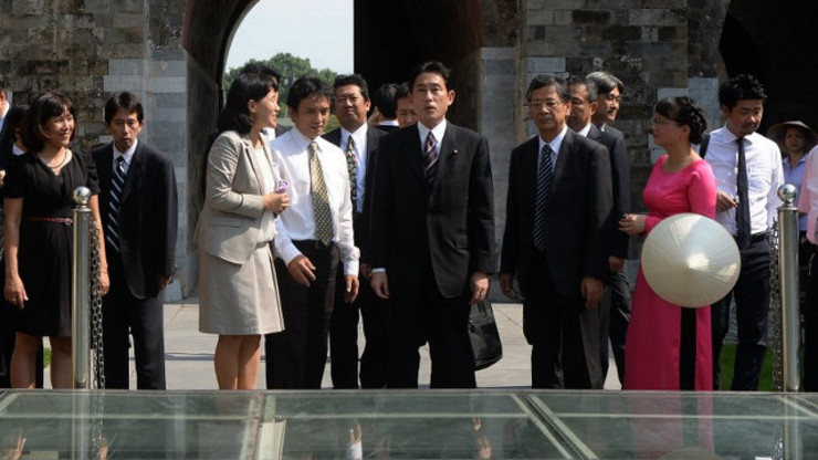 STATE VISIT. Japanese Foreign Minister Fumio Kishida (center) visits Vietnam to deepen bilateral ties. Photo from AFP