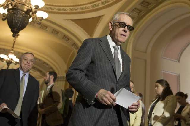 Senator Harry Reid saat berjalan menuju podium sebelum berbicara di Capitol Hill, Washington DC, Amerika Serikat. Foto oleh MICHAEL REYNOLDS/EPA