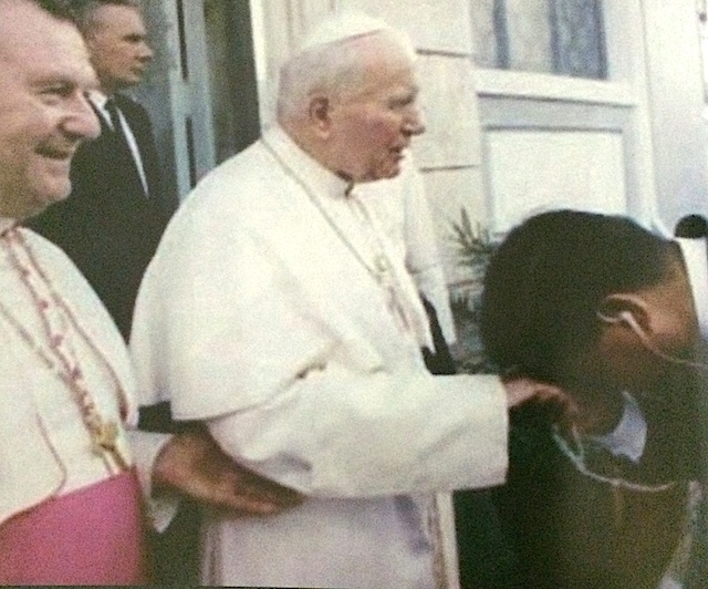 A young Avelino Razon kisses the ring of Pope John Paul II