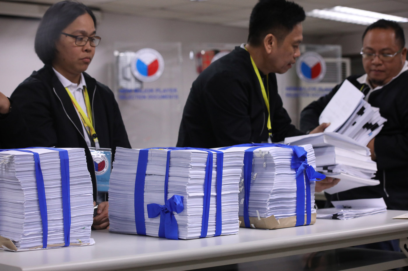 CONTROVERSIAL BIDDING. Members of the selection committee evaluate documents of aspiring 3rd telco players. Photo by Darren Langit/Rappler  